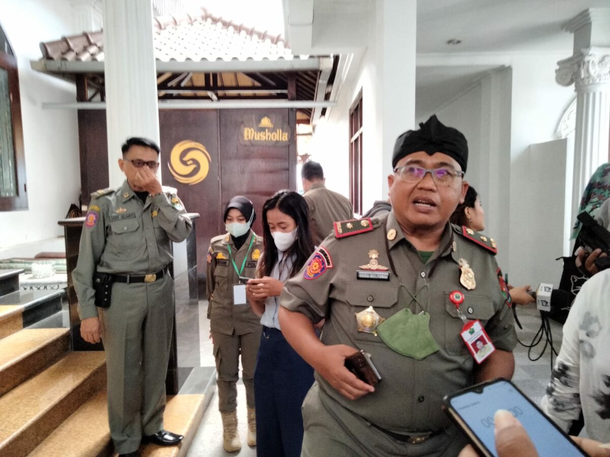 Kepala Satpol PP Kota Malang, Heru Mulyono saat memberikan keterangan kepada wartawan. (ft.cholil)