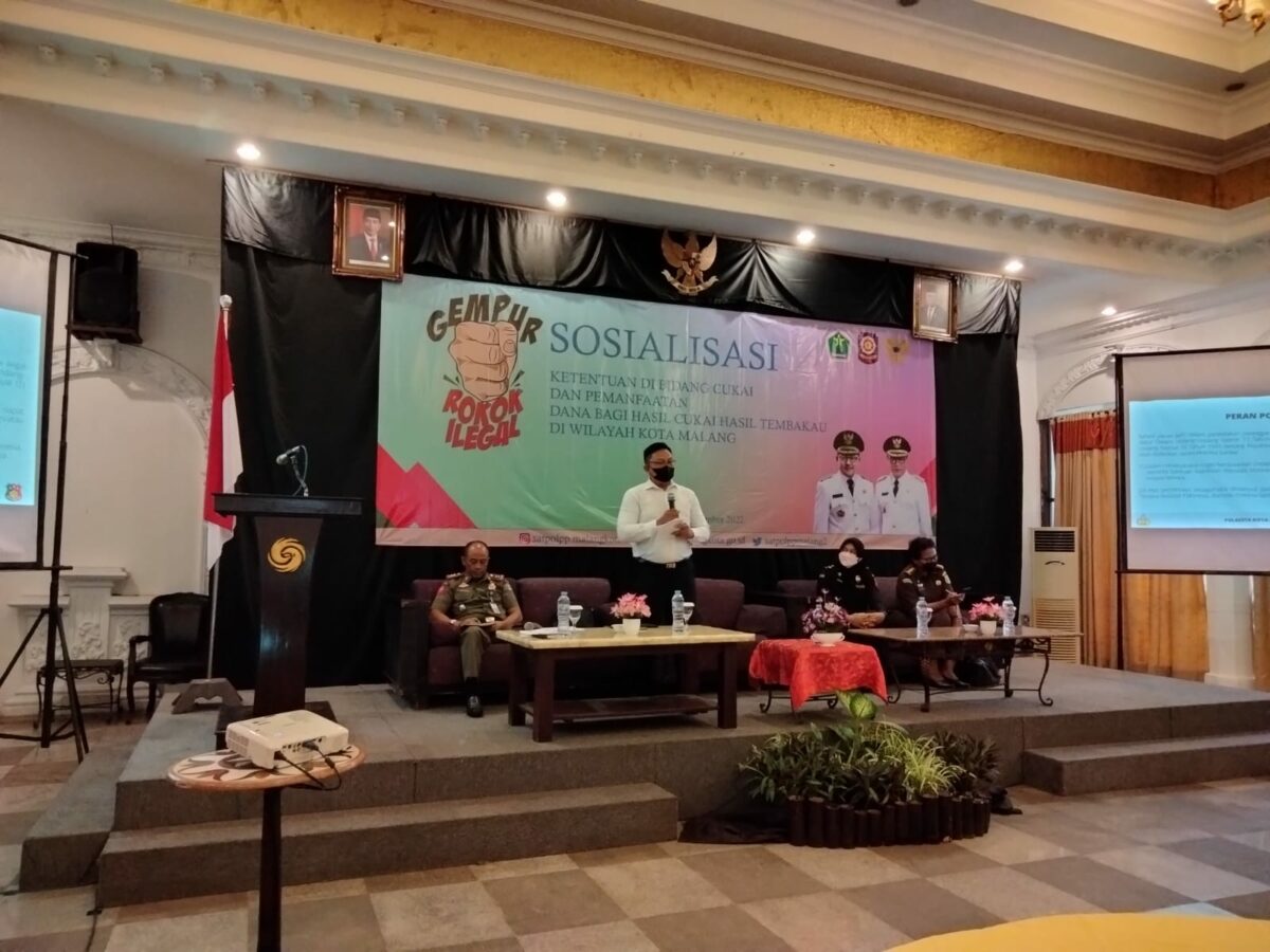 Narasumber dari Polresta Malang Kota memberikan paparan dihadapan peserta sosialisasi (ft.cholil)