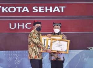 Walikota Malang, H Sutiaji menerima penghargaan Bidang Kesehatan pada Puncak Peringatan Hari Kesehatan Nasional ke 58 yang diserahkan oleh Sekda Provinsi Jawa Timur, Adhy Karyono (ist)