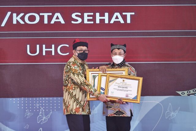 Walikota Malang, H Sutiaji menerima penghargaan Bidang Kesehatan pada Puncak Peringatan Hari Kesehatan Nasional ke 58 yang diserahkan oleh Sekda Provinsi Jawa Timur, Adhy Karyono (ist)