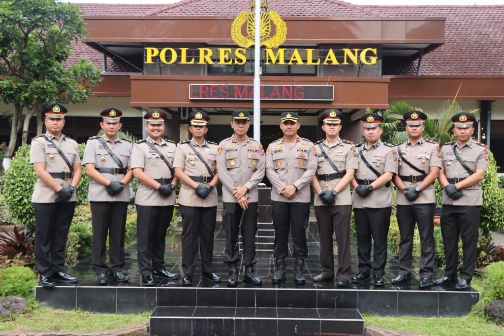 Kapolres Malang AKBP Putu Kholis pose bersama usai memimpin Sertijab (ist)