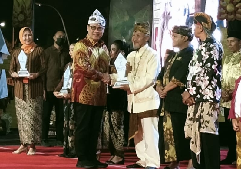 Wakil Ketua DPR RI, Ahmad Basarah didampingi Walikota Batuz Hj Dewanti Rumpoko menyematkan  penghargaan kepada para pemenang mocopat