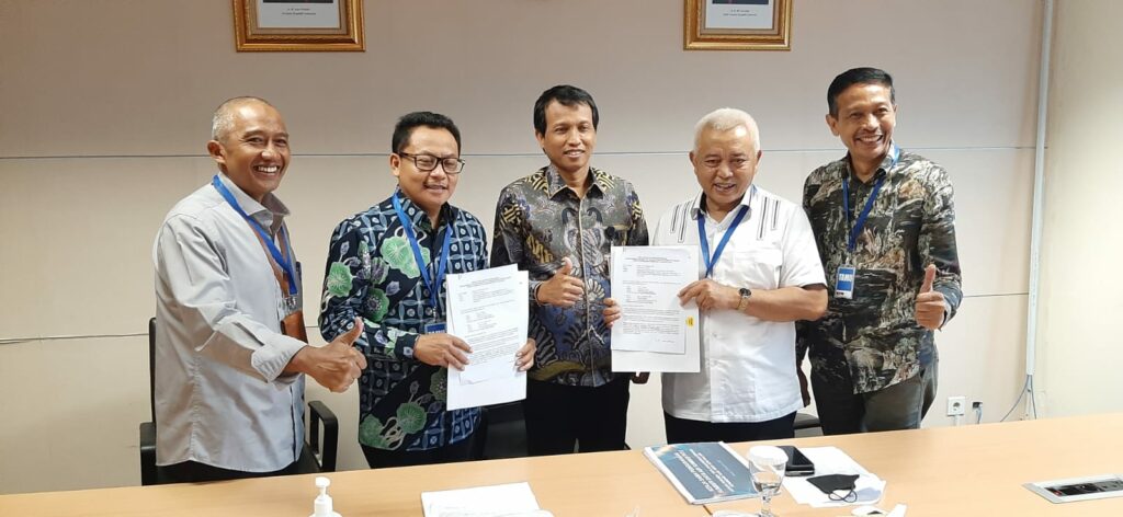 Walikota Malang, H Sutiaji dan Bupati Malang, H Sanusi menunjukkan hasil Rakor (ist)