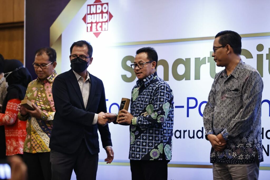 Walikota Malang, H Sutiaji menerima penghargaan Smart Branding dalam ajang Indonesian Smart Nation Awards (ISNA) 2022. (ist)