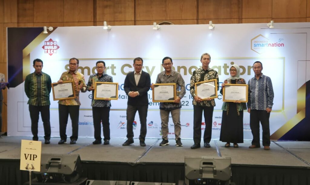 Walikota Malang, H Sutiaji (tiga dari kiri) pose bersama usai menerima penghargaan Smart Branding dalam ajang Indonesian Smart Nation Awards (ISNA) 2022. (ist)