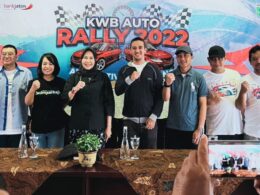 Panitia pelaksana KWB Auto Really 2022 pose bersama Walikota Batu, Hj Dewanti Rumpoko