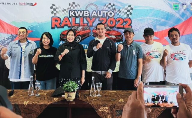 Panitia pelaksana KWB Auto Really 2022 pose bersama Walikota Batu, Hj Dewanti Rumpoko