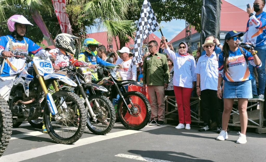 Walikota Batu, Hj Dewanti Rumpoko memberangkatkan Ribuan Peserta Rider Motor Trail