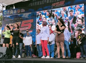 Peserta dihibur dengan alunan lagu dangdut