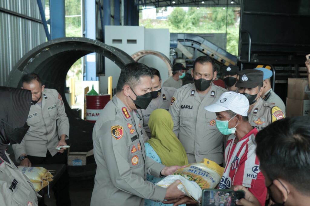 Kapolresta Malang Kota, Kombes Pol Budi Hermanto memberikan bantuan paket sembako dan Kartu BPJS kepada para pejuang lingkungan hidup di TPA Supit Urang Malang