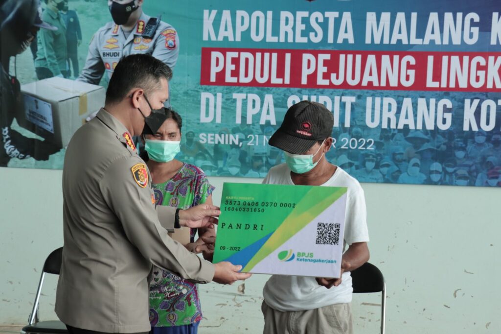Sumringah: Dengan wajah sumringah para pejuang lingkungan hidup di TPA Supit Urang Malang mendapat bantuan Kartu BPJS dari Kapolresta Malang Kota, Kombes Pol Budi Hermanto