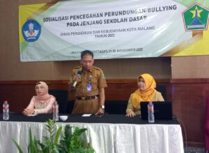 Kepala Bidang Pembinaan Pendidikan Dasar Disdikbud Kota Malang, Dodik Teguh Pribadi (tengah) memberikan sambutan dalam Sosialisasi Pencegahan Perundungan Bullying pada jenjang Sekolah Dasar, Senin (21/11/2022)