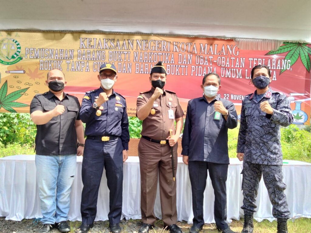 Kepala Kejaksaan Negeri Kota Malang, Edy Winarko, SH, MH pose bersama Pejabat terkait usai pemusnahan barang bukti (ft.cholil)