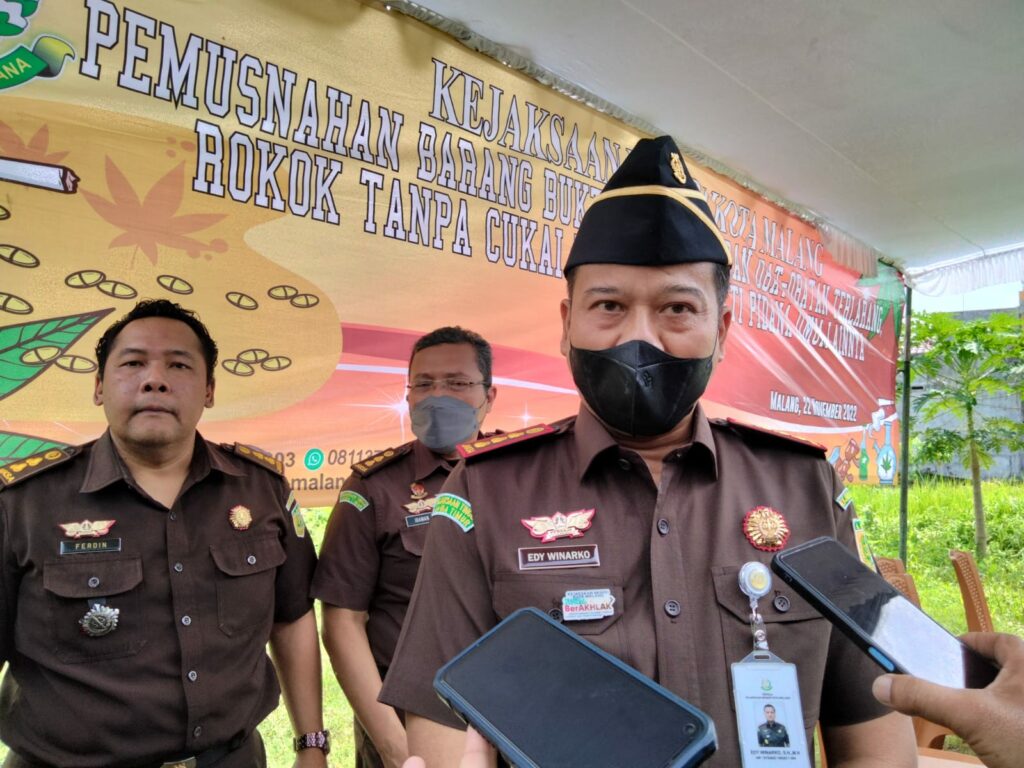Kepala Kejaksaan Negeri Kota Malang, Edy Winarko, SH, MH memberikan keterangan kepada wartawan (ft.cholil)