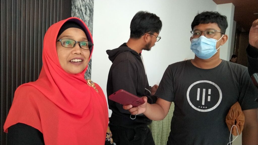 Ketua KPU Kota Malang, Aminah Asminingtyas, saat memberikan keterangan kepada wartawan