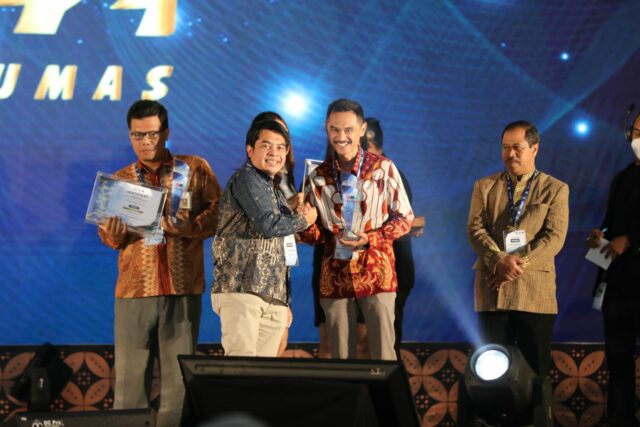 Kepala Dinas Komunikasi dan Informatika Kota Malang, Muhammad Nur Widianto saat menerima penghargaan empat kategori Anugerah Media Humas 2022 yang digelar Kementerian Komunikasi dan Informatika, di Sleman, Yogyakarta, Kamis (24/11/2022) malam. (Ist)