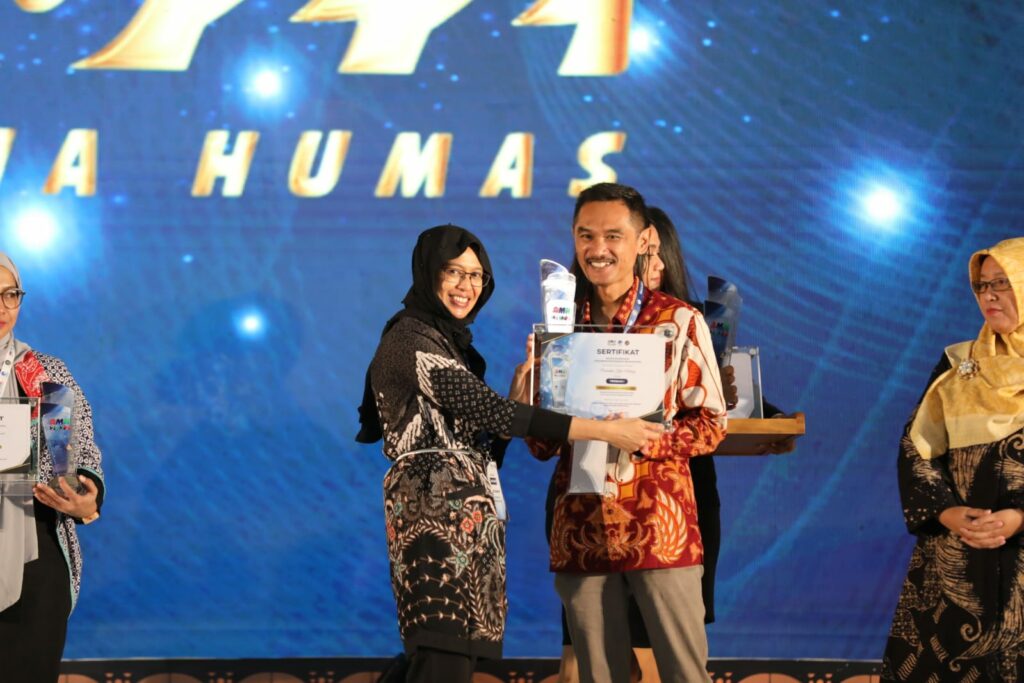 Kadis Kominfo Kota Malang, Muhammad Nur Widianto saat menerima penghargaan empat kategori Anugerah Media Humas 2022 (ist)