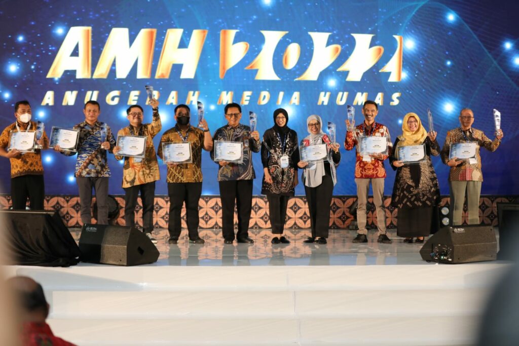 Kadis Kominfo Kota Malang, Muhammad Nur Widianto (tiga dari kanan) pose bersama pemenang dari daerah lainnya usai menerima penghargaan (ist)