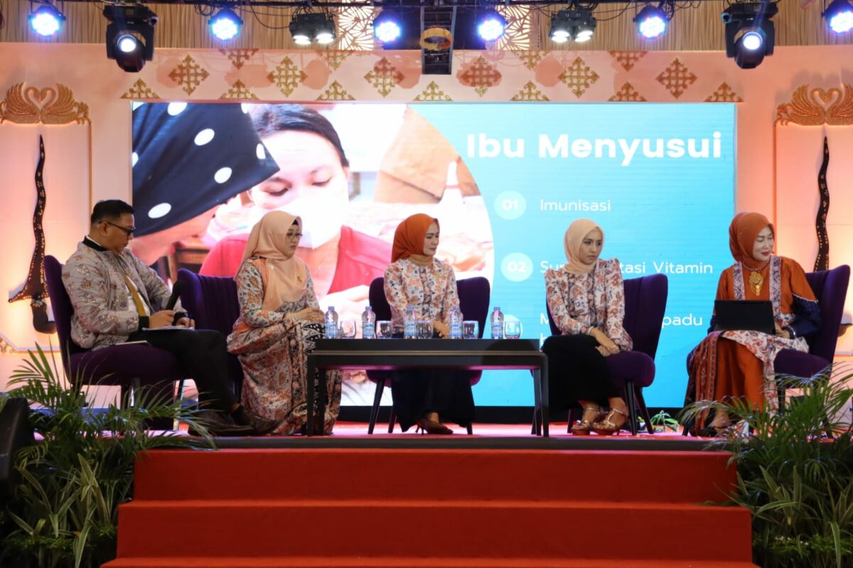 Hadiri Sarasehan Istri Walikota Se Indonesia; Widayati Sutiaji (kanan) Kenalkan Inovasi Unggulan TP PKK Kota Malang (ist)