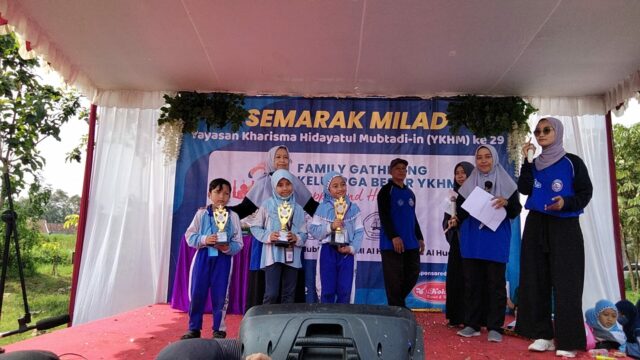 Pemberian reward siswa siswi dalam semarak Milad Yayasan Kharisma Hidayatul Mubtadi-in ke 29 (ft.cholil)