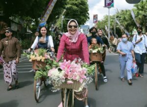 Walikota Batu, Hj Dewanti Rumpoko (depan) mengawali pembukaan karnaval dengan menggunakan sepeda hias (ist)