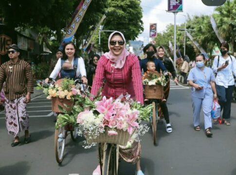 Walikota Batu, Hj Dewanti Rumpoko (depan) mengawali pembukaan karnaval dengan menggunakan sepeda hias (ist)