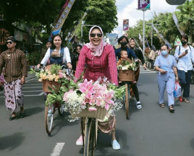 Walikota Batu, Hj Dewanti Rumpoko (depan) mengawali pembukaan karnaval dengan menggunakan sepeda hias (ist)