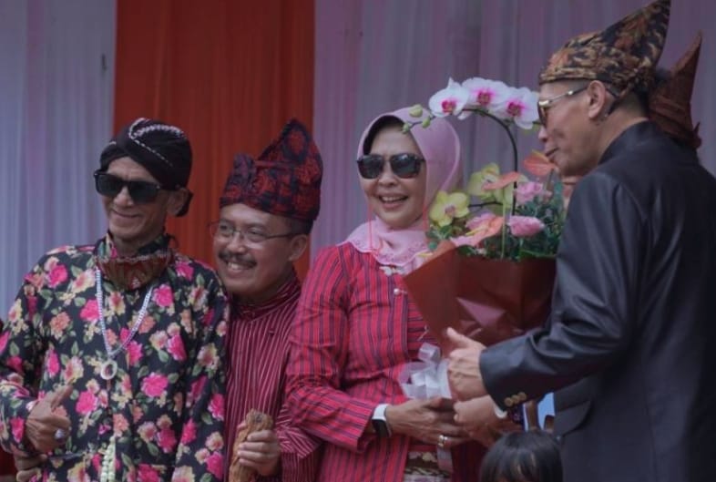 Hj Dewanti Rumpoko menerima rangkaian bunga dari salah satu peserta karnaval