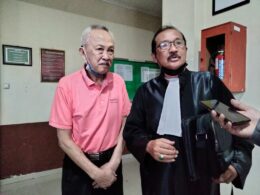 Suhendro Priyadi bersama Bambang Sugiarto saat berada di Pengadilan Negeri Kepanjen Malang