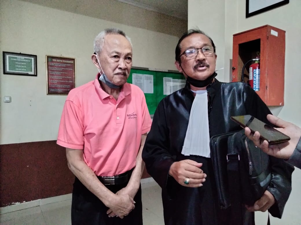 Suhendro Priyadi bersama Bambang Sugiarto saat berada di Pengadilan Negeri Kepanjen Malang