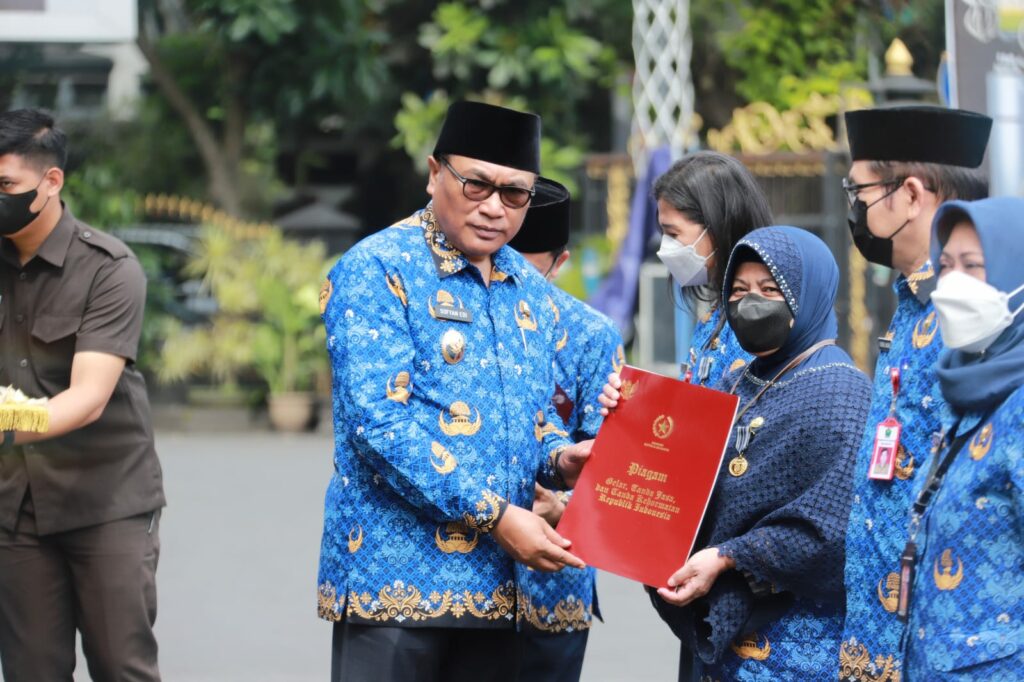 Hal yang sama juga dilakukan Wakil Walikota Malang, Sofyan Edi Jarwoko dengan memberikan piagam penghargaan (ist)