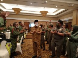 Walikota Malang, H Sutiaji didampingi Kasat Pol PP Kota Malang, Heru Mulyono berada ditengah-tengah anggota Linmas