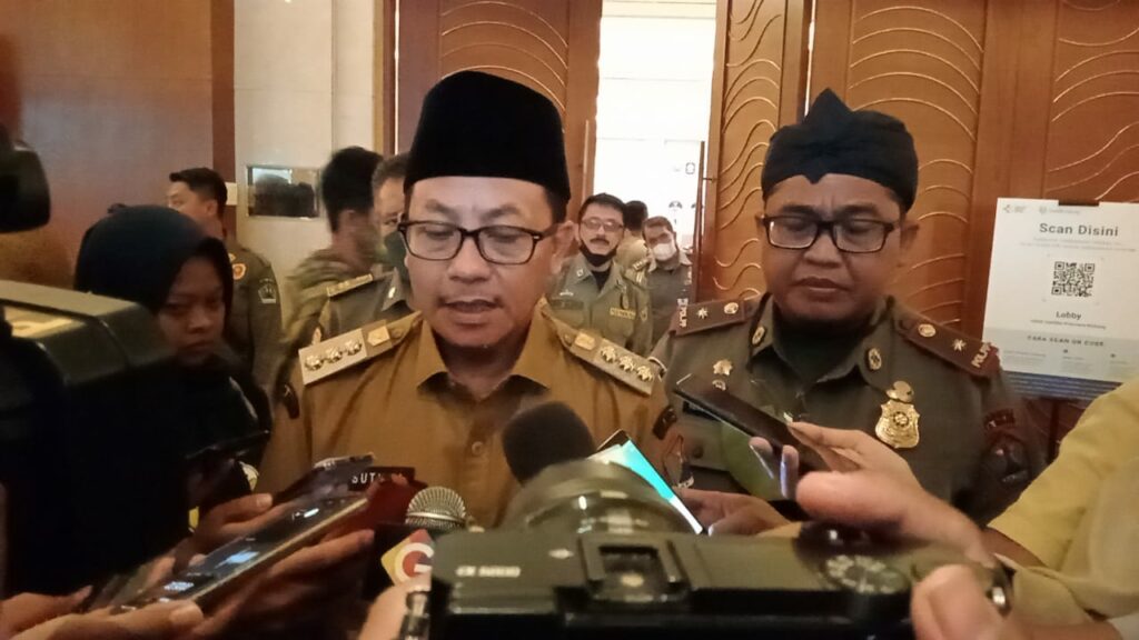Walikota Malang, H Sutiaji didampingi Kasat Pol PP Kota Malang, Heru Mulyono memberikan keterangan kepada wartawan