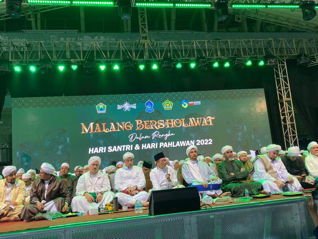 Walikota Malang, H Sutiaji (lima dari kiri) memberikan sambutan dalam acara malam bersholawat di Stadion Gajayana, Selasa (29/11/2022) malam. (Ist)
