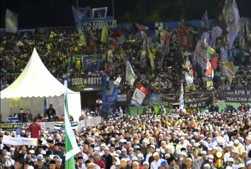 Ribuan jamaah dari seluruh penjuru Indonesia turut bersholawat di Stadion Gajayana (ist)