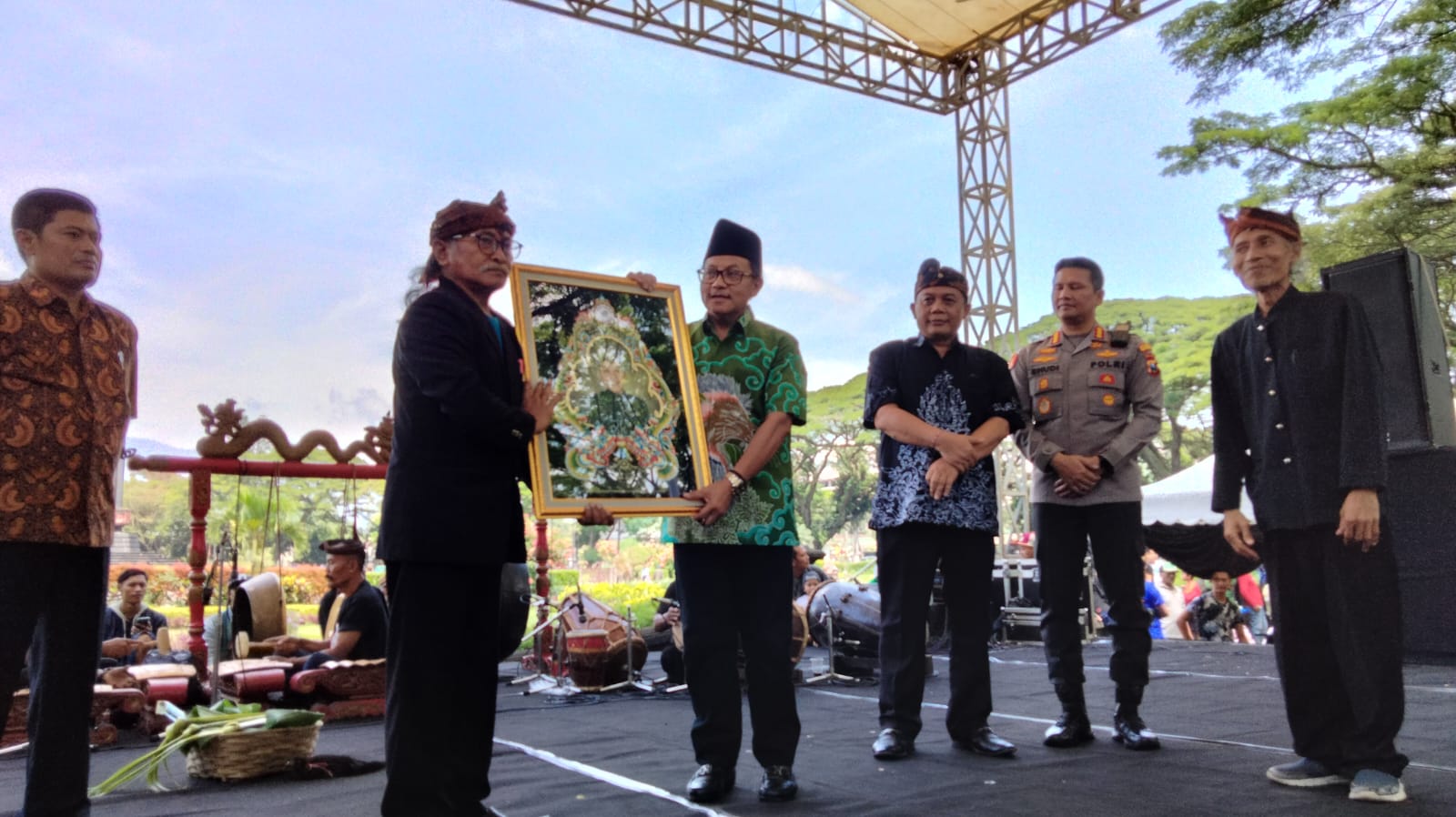 Walikota Malang, H Sutiaji menerima cinderamata dari Ketua Pelaksana Gelar Agung Jaranan Malang Raya, Ratmoko (ft.cholil)