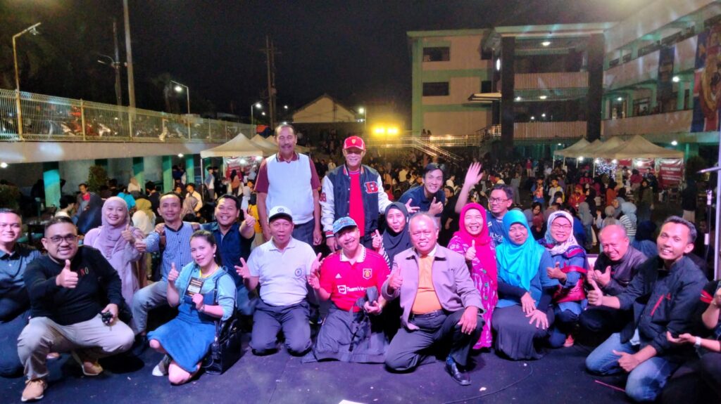 Rektor IKIP Budi Utomo Malang, Assoc Prof Nurcholis Sunuyeko (topi merah) dan segenap civitas akademika pose bersama