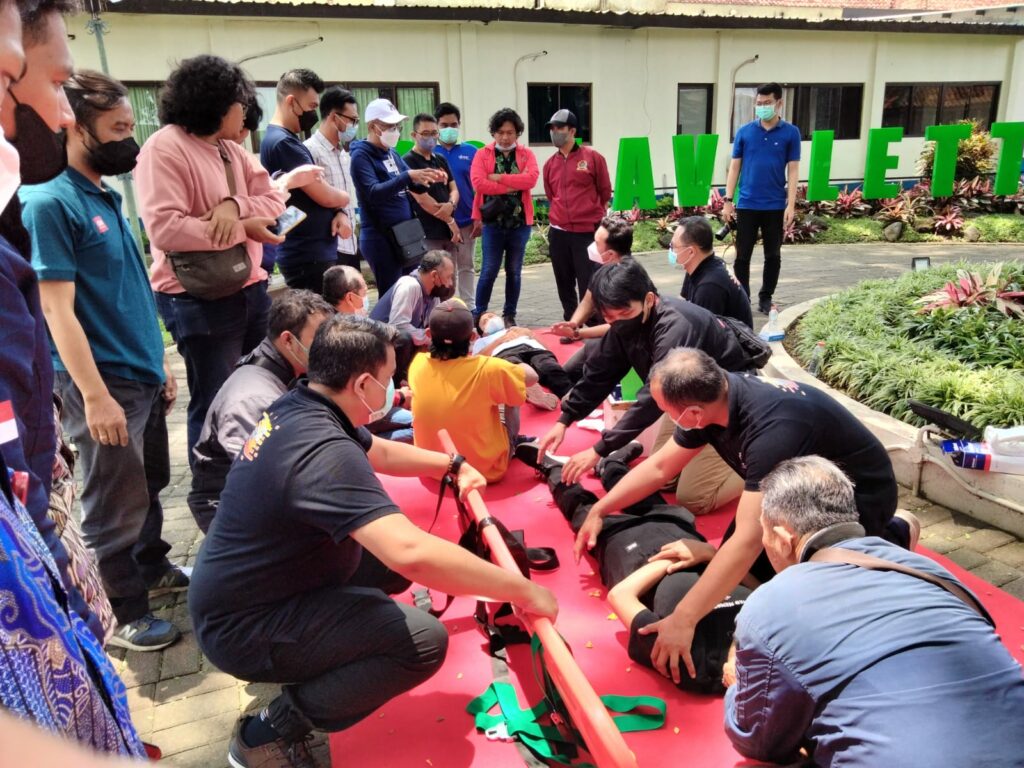 Pelatihan dasar pertolongan pertama kedaruratan yang digelar IHC RS Lavalette bersama PWI Malang Raya di ikuti puluhan wartawan wilayah Malang Raya (ft.cholil)