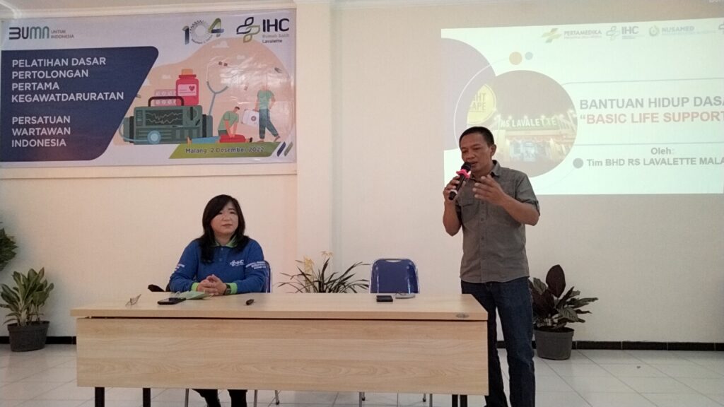 Ketua PWI Malang Raya, Ir Cahyono memberikan sambutan didampingi Direktur IHC RS Lavalette dr Mariani Indahri (ft.cholil)