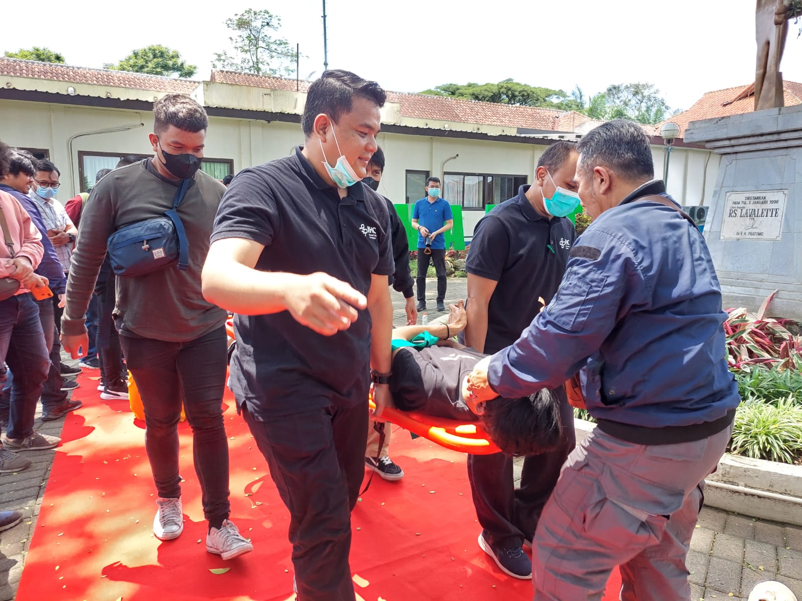 Praktek pelatihan dasar pertolongan pertama kedaruratan yang digelar IHC RS Lavalette bersama PWI Malang Raya di ikuti puluhan wartawan wilayah Malang Raya (ft.cholil)