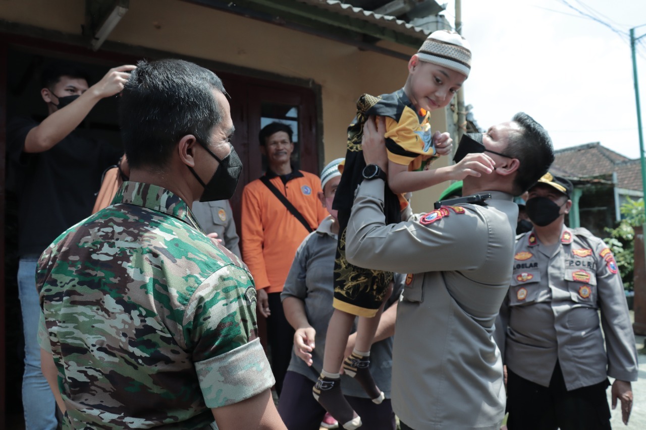 Kapolresta Malang Kota, Kombes Pol Budi Hermanto menggendong Agung, anak yang sejak lahir penyandang Disabilitas (ist)