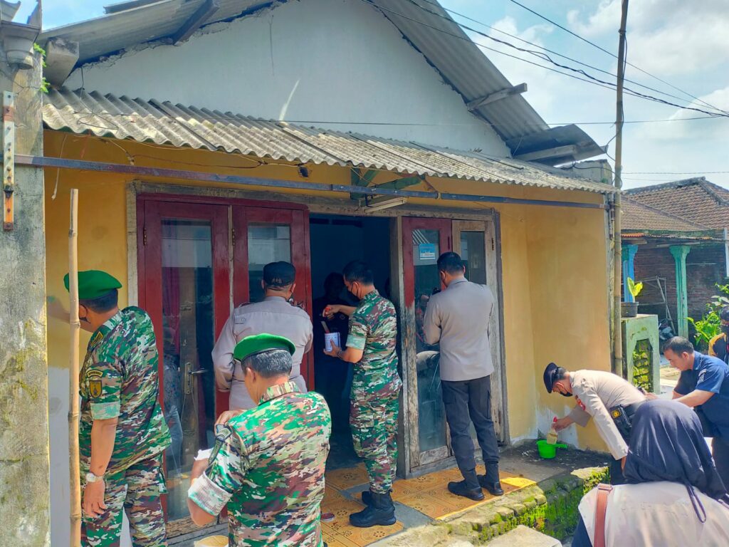 Pengecatan disalah satu keluarga penyandang Disabilitas yang dilakukan oleh Kombes Pol Budi Hermanto bersama Dandim 0833/Kota Malang (ist)