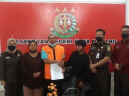 Kepala Kejaksaan Negeri (Kajari) Kota Malang, Edy Winarko, SH, MH (dua dari kanan) didampingi Kasi Pidum, Kusbiantoro telah melaksanakan Restorative Justice dalam perkara penadah ponsel curian (ist)