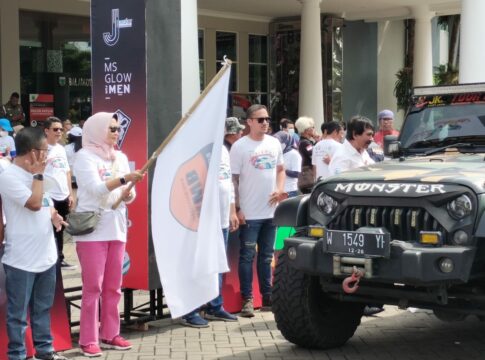 Walikota Batu Dewanti Rumpoko lepas peserta Really dari Halaman Balaikota Among Tani