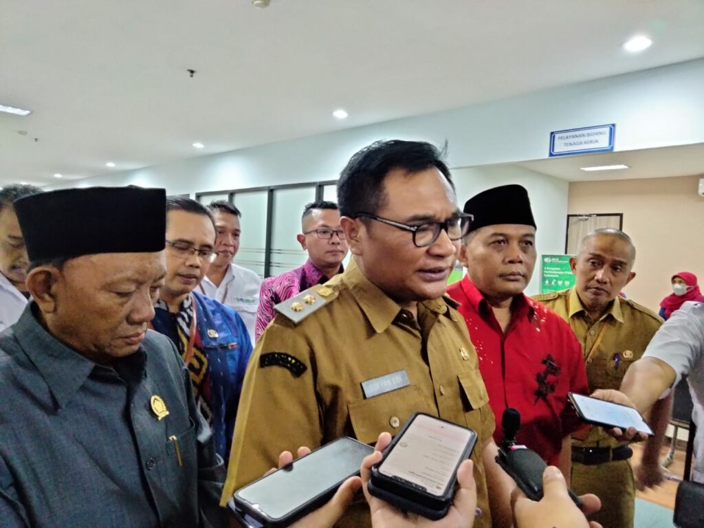 Wakil Walikota Malang, Sofyan Edi Jarwoko saat memberikan keterangan kepada wartawan