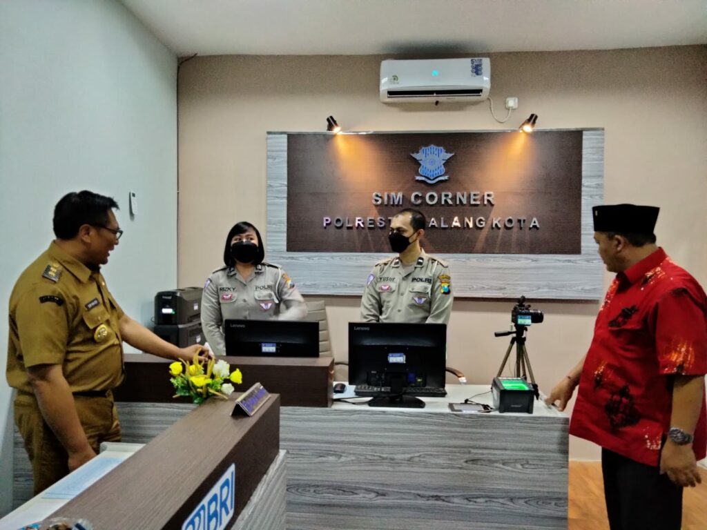 Wakil Walikota Malang Sofyan Edi Jarwoko dan Ketua DPRD Kota Malang, I Made Riandiana Kartika berbincang dengan petugas layanan SIM Corner di MPP Merdeka