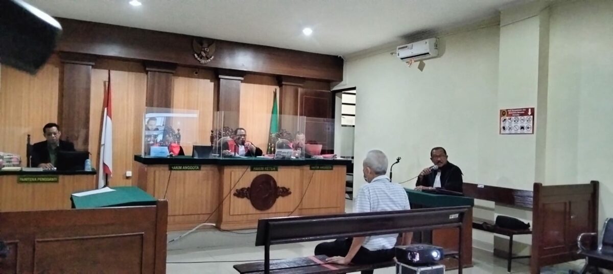 Suhendro Priyadi, SH, MH Kuasa hukum Bambang Sugiarto, saat membacakan nota pembelaan dalam sidang yang digelar di ruang Cakra Pengadilan Negeri Kepanjen Malang