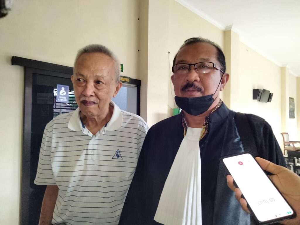 Bambang Sugiarto (kiri) bersama Kuasa hukumnya, Suhendro Priyadi SH MH