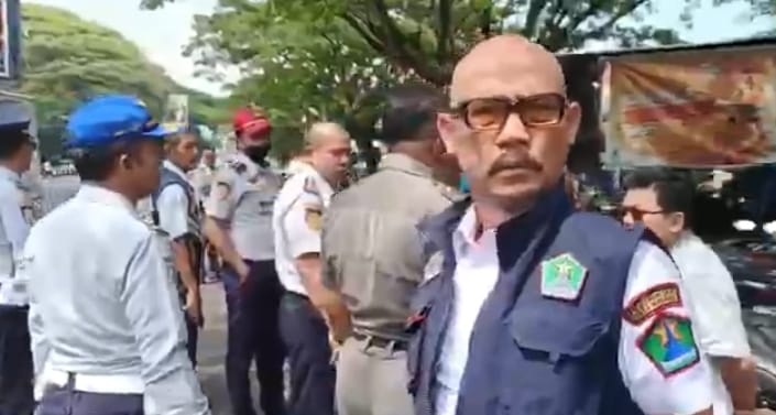 Kepala Dinas Perhubungan Kota Malang, R Wijaya Saleh (berkacamata) turun memimpin jalannya operasi gabungan (ist)