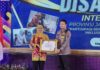 Kapolresta Malang Kota, Kombes Pol Budi Hermanto menerima penghargaan dari Gubernur Jawa Timur, Khofifah Indar Parawansa (ist)